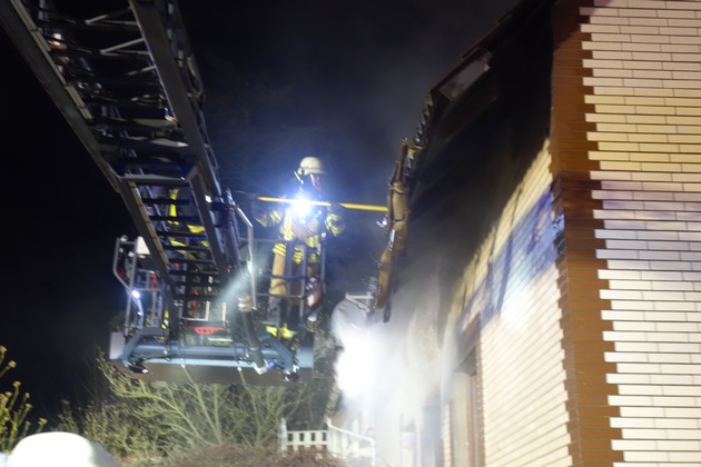 FW Bremerhaven: Brand in einem Einfamilienhauses in der Auerstraße