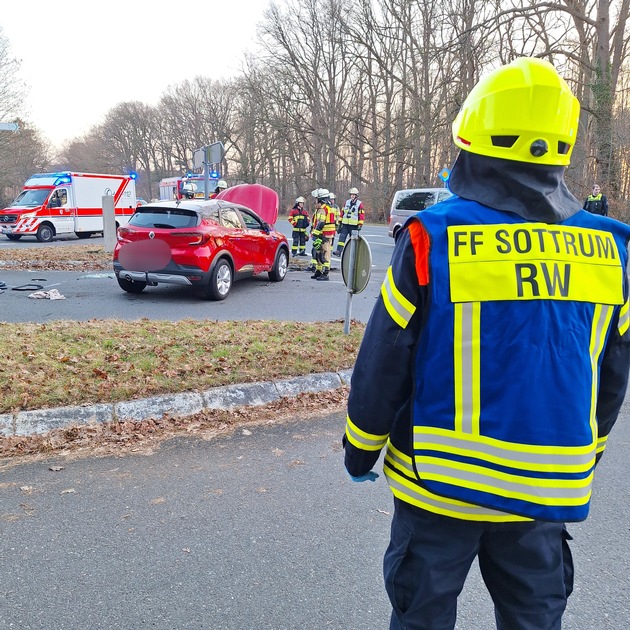 FW-ROW: Schwerer Verkehrsunfall auf der B215 - Gro&szlig;aufgebot an Rettungskr&auml;ften