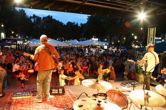 Wein, Genuss und Live-Musik – Der Tourismus-Service Fehmarn lädt vom 23. bis 26. Juli zum Weinfest auf den Burger Marktplatz ein