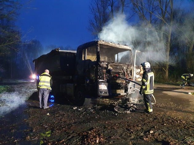 Feuerwehr Kalkar: LKW-Brand Zugmaschine brennt aus