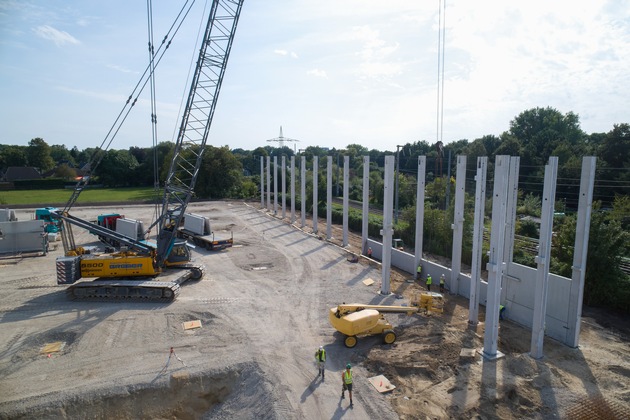 Baustart für Gewerbepark in Elmshorn: Hagedorn und BREMER feiern Stützenfest / Auf der ehemaligen Fläche einer Wurstwarenfabrik am Fuchsberger Damm hat der Hochbau für den Gewerbepark B Hub begonnen