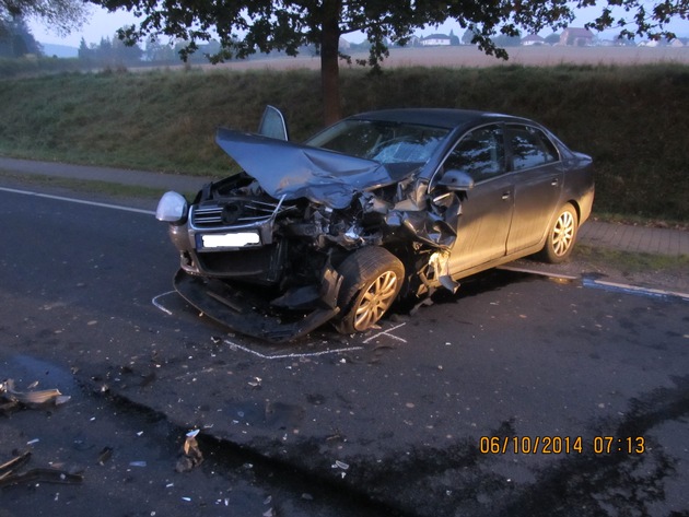 POL-HOL: Bundesstraße 240;  Eschershausen - Scharfoldendorf: PKW mit Rettungswagen zusammengestoßen - PKW-Fahrer leicht verletzt / 30.000,-- EUR Sachschaden -