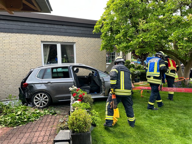 FW-Schermbeck: PKW rückwärts in Garten