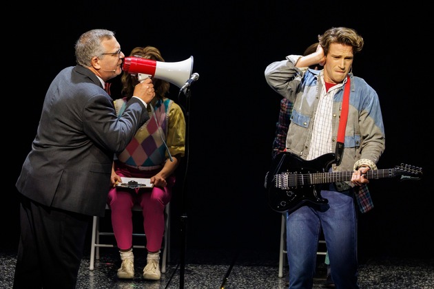 Vom Zuschauer zum Schuldirektor von Hill Valley: Elton feiert Musicaldeb&uuml;t bei ZUR&Uuml;CK IN DIE ZUKUNFT