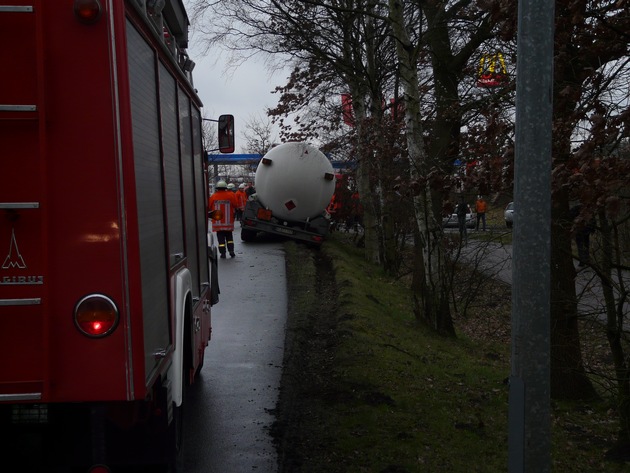 POL-WL: Tanklastzug kommt von Fahrbahn ab