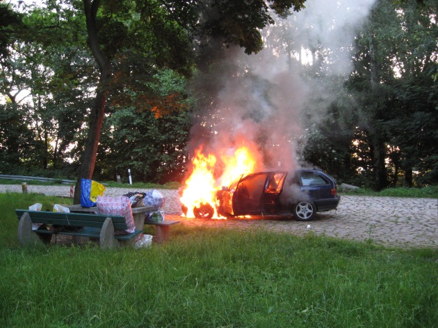 POL-HI: BMW fängt auf der Autobahn Feuer und brennt komplett aus