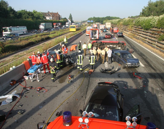 FW-E: Schwerer Verkehrsunfall auf der A 40 Höhe kurz vor der Anschlussstelle Frillendorf, insgesamt neun Menschen verletzt, zwei davon schwer