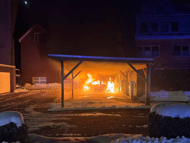 FW-AUR: Zeitgleich brennt PKW unter Holzcarport