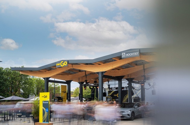 EWE Go und HOCHTIEF eröffnen bisher größten überdachten Ladepark in Oldenburg