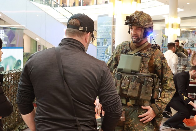 Marienplatz-Galerie und Bundeswehr tun es wieder - Schwerin in grün &quot;reloaded&quot;