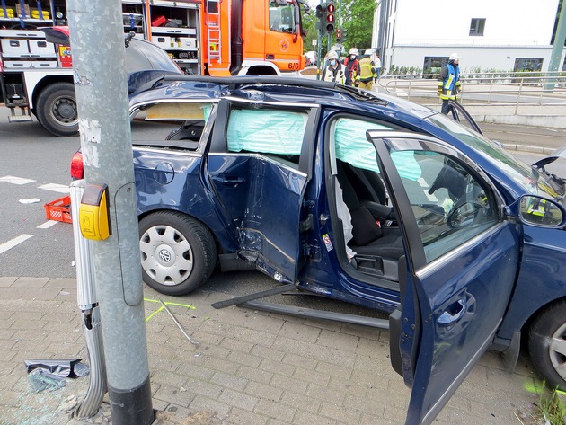 FW-E: Verkehrsunfall in Altenessen, 38-jähriger Mann aus Fahrzeug gerettet