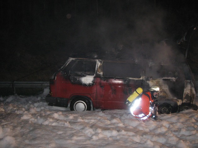 POL-WL: Brand eines Wohmobils mit Anhänger einer fünfköpfigen Familie