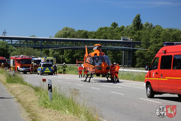 FW-HEI: Schwerer Verkehrsunfall - Zwei LKW stoßen in Brunsbüttel zusammen