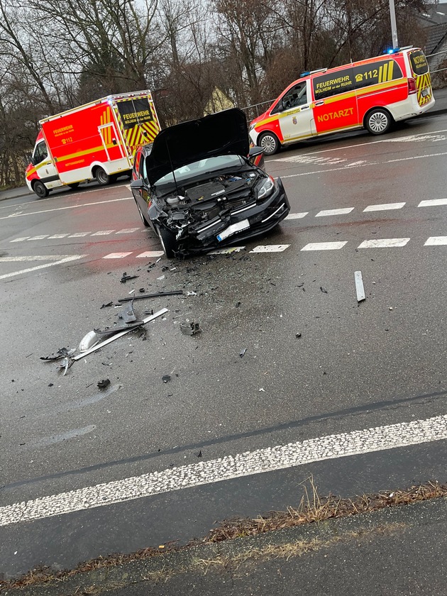 FW-MH: Verkehrsunfall in Mülheim-Styrum