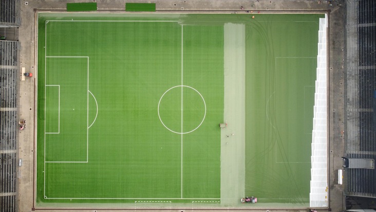 Naturrasen auf Kunstrasen - eine spektakuläre Verwandlung für Europas Fussballbühne / Der Naturrasen im Wankdorf ist verlegt