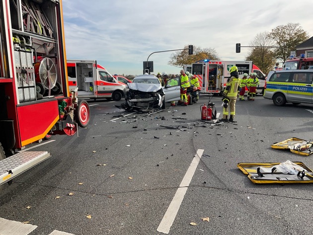 FW Alpen: Verkehrsunfall mit zwei Pkw