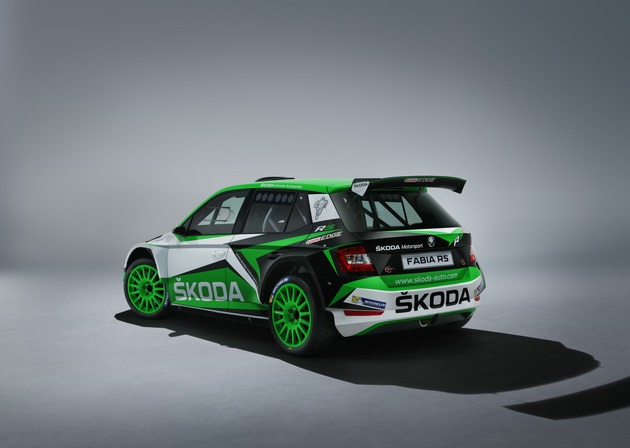 Weiterentwickelter SKODA FABIA R5 tritt Erbe des erfolgreichsten Rallye-Autos seiner Kategorie an (FOTO)