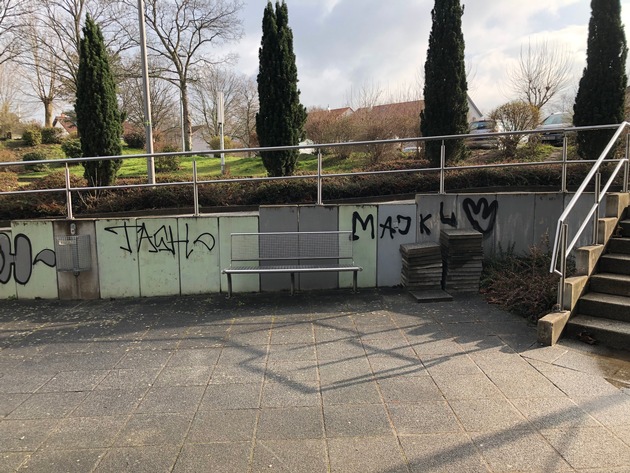 POL-MA: Sandhausen (Rhein-Neckar-Kreis): Graffiti an Gemeindebibliothek - Polizei sucht Zeugen