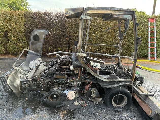 FW-KLE: Fahrbarer Rasenmäher in Brand geraten - Feuerwehr verhindert Ausbreitung