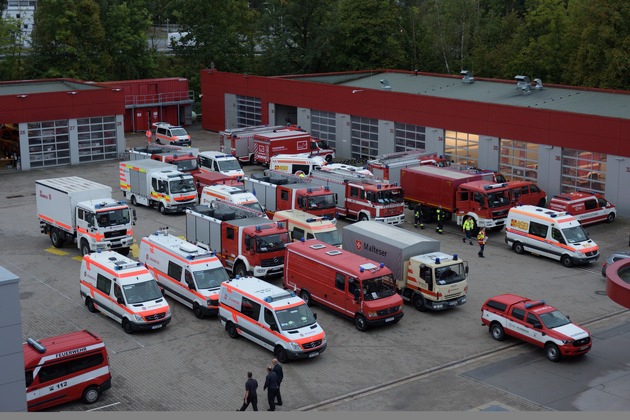 Feuerwehr Nürnberg: Katastrophenschutzeinheiten der Stadt Nürnberg übten mit einer Marsch- und Zielfahrt die überörtliche Verlegung.