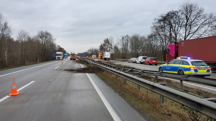 POL-CUX: Unfall auf der A27 - Fahrtrichtung Cuxhaven weiterhin gesperrt