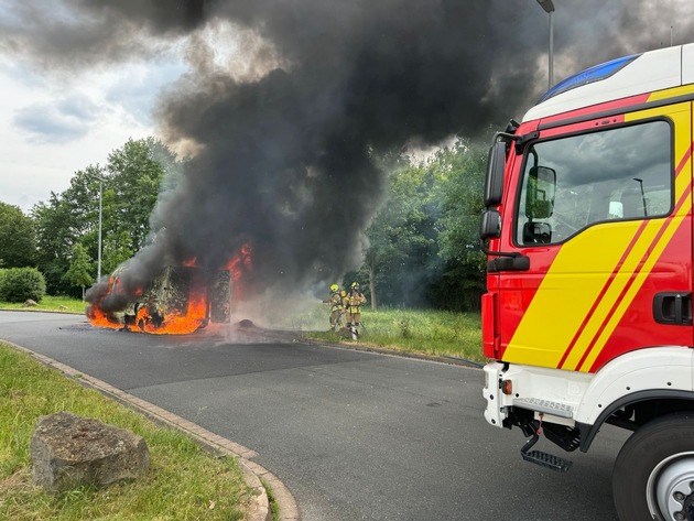 FW Hannover: Kleintransport brennt vollständig aus