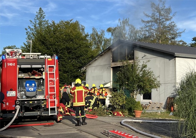 FW Reichenau: Lagerhalle mit Dekoartikeln in Brand geraten Feuerwehren Reichenau und Konstanz gemeinsam im Löscheinsatz 07.09.2024, Reichenau-Waldsiedlung