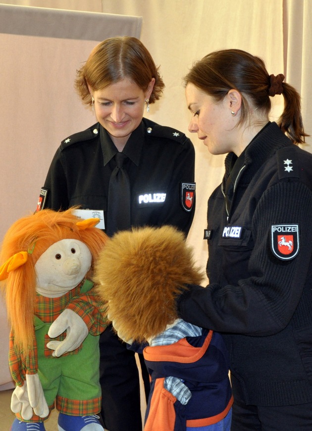 POL-WL: Mit &quot;Tina&quot; und &quot;Jan&quot; Konflikte lösen - Präventionspuppenbühne an der Grundschule