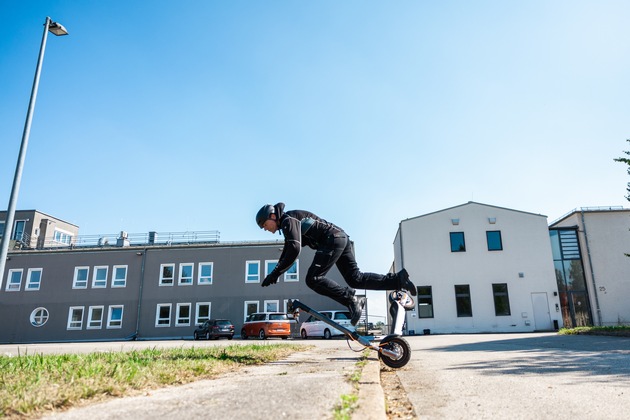 Unfallrisiko E-Scooter / ADAC Studie wertet Unfallursachen und Verletzungsmuster aus / Kinder und Jugendliche immer häufiger betroffen / Helme schützen vor schweren Verletzungen