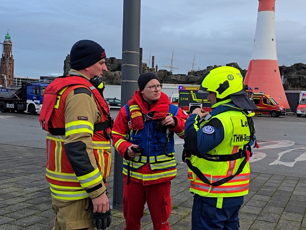 FW Bremerhaven: Alarmübung auf der Weser vor Bremerhaven