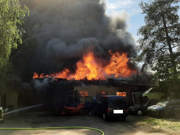 POL-WHV: Zetel - Werkstattschuppen in Blauhander Straße in Brand geraten - keine Verletzten (mit Bild)