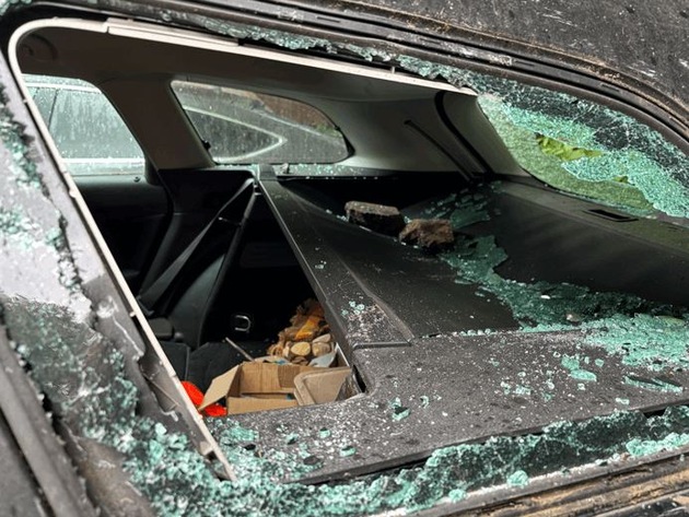 POL-PDTR: Sachbeschädigung an zwei Fahrzeugen - Polizei bittet um Hinweise