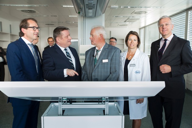 Bundesgesundheitsminister Hermann Gröhe und Bundesverkehrsminister Alexander Dobrindt besuchten Roche in Penzberg bei München