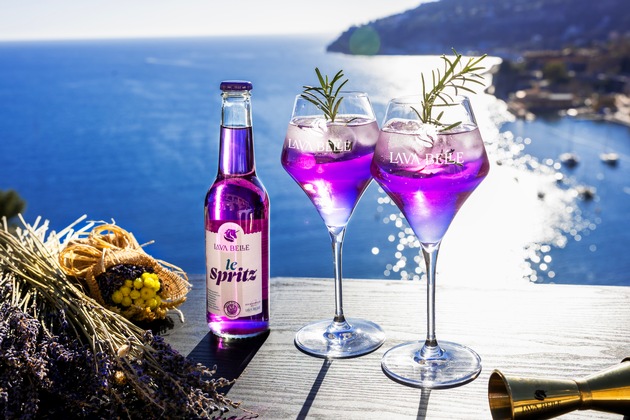 Lav&#039;a Belle - der erste lila Aperitif setzt neue Maßstäbe in der Gastronomie / Neuheit: Le Spritz - der lila Ready-to-Drink Aperitif