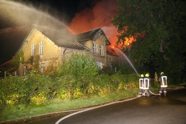 FW-HEI: Feuer zerstört alte Schule in Bunsoh - Übergreifen der Flammen unvermeidbar
