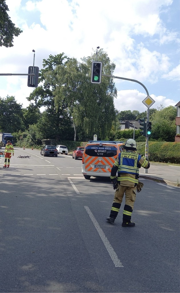 FW-EN: Schwerverletzter Radfahrer nach Verkehrsunfall - Rettungshubschrauber im Einsatz