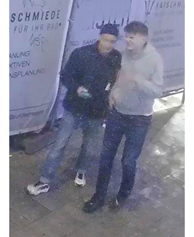 POL-D: Nach Messerangriff in der Altstadt - Wer kennt die Verdächtigen? - Mordkommission fahndet mit Fotos nach zwei unbekannten Männern - Fotos hängen an