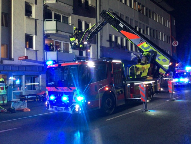 FW Paderborn: Wohnungsbrand mit Menschenleben in Gefahr in Paderborn