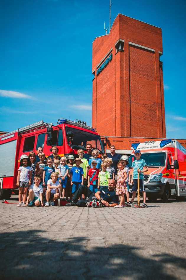 FW-HL: &quot;Wasser marsch&quot; bei der Berufsfeuerwehr Lübeck / Interessierte Kinder erhielten einen Einblick in den Alltag eines Feuerwehrmannes
