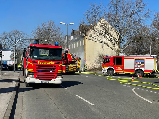 FW-GE: Feuer zerstört Wohnung in Gelsenkirchen-Sutum