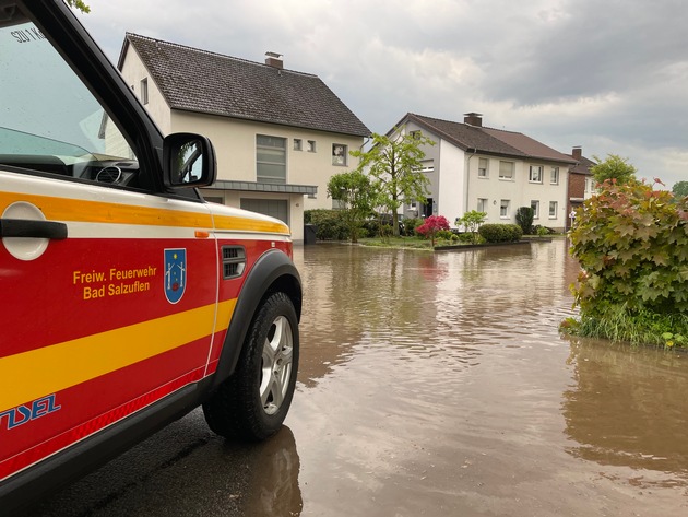 FF Bad Salzuflen: Unwetterfront sorgt für 80 Einsätze / Freiwillige Feuerwehr Bad Salzuflen ist mit vereinten Kräften unterwegs