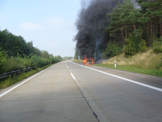 POL-CUX: Reetdachhaus brannte nieder - Bewohner unverletzt + A 27: Pkw geriet plötzlich in Brand (Bilder als Download)