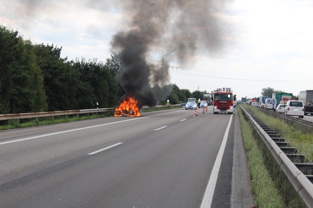 POL-PDNW: Polizeiautobahnstation - PKW brennt völlig aus und verursacht starke Verkehrsbehinderungen