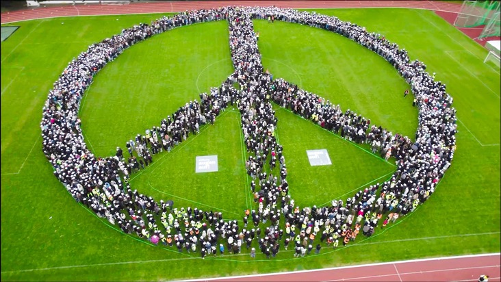»augen auf! für menden« bildet größtes Peace-Zeichen aus Menschen und holt mit 4.172 Personen den RID-Weltrekord
