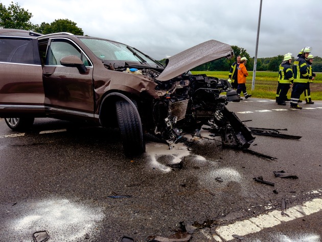 FW Lüchow-Dannenberg: +++ Zwei SUV&apos;s kollidieren nahe Klein Gusborn +++ Fünf Personen z.T. schwer verletzt +++ Landesstraße zeitweise voll gesperrt +++