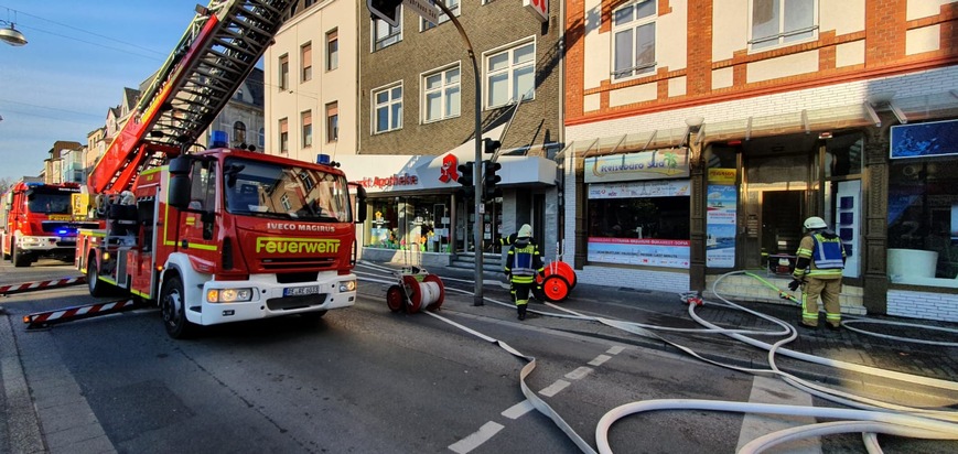 FW-RE: Kellerbrand - keine Verletzten - Feuerwehr rettet Tiere über Drehleiter