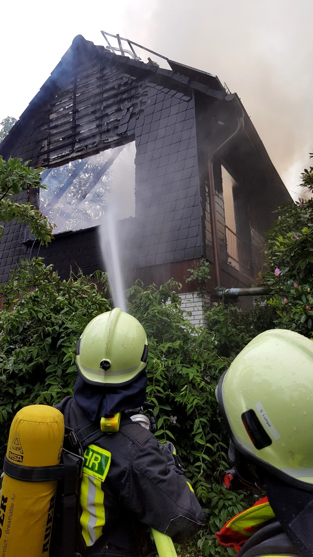 FW-Heiligenhaus: Dachstuhl nach Unwetter in Flammen (Meldung 14/2016)