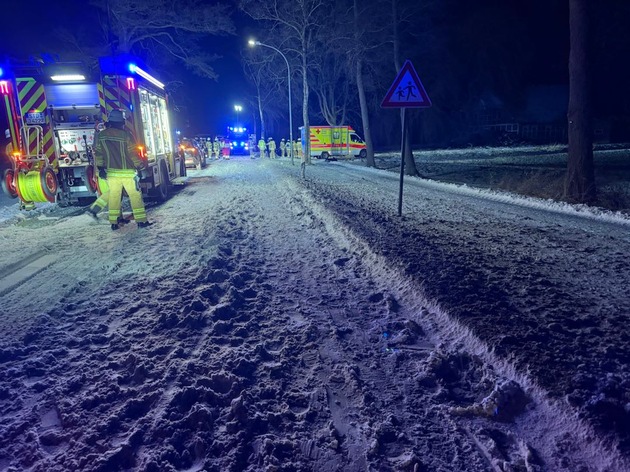 POL-STD: Autofahrer besch&auml;digt beim Einparken im Stader Parkhaus anderen PKW und fl&uuml;chtet - Polizei sucht wichtige Zeugin, Sechs Verletzte bei Unfall in der Gemarkung Stade