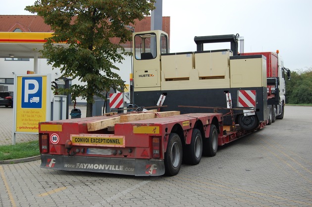 POL-HI: Verkehrsunfall / Großraum-/Schwertransport bleibt in der Baustelle stecken