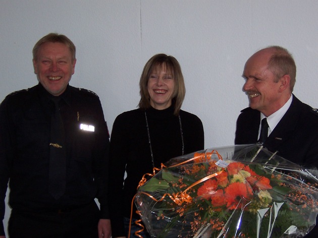 POL-HI: Polizei überreicht Nordstemmer Bürgerin einen Blumenstrauß für ihr couragiertes Verhalten. 
Exhibitionist gefasst!